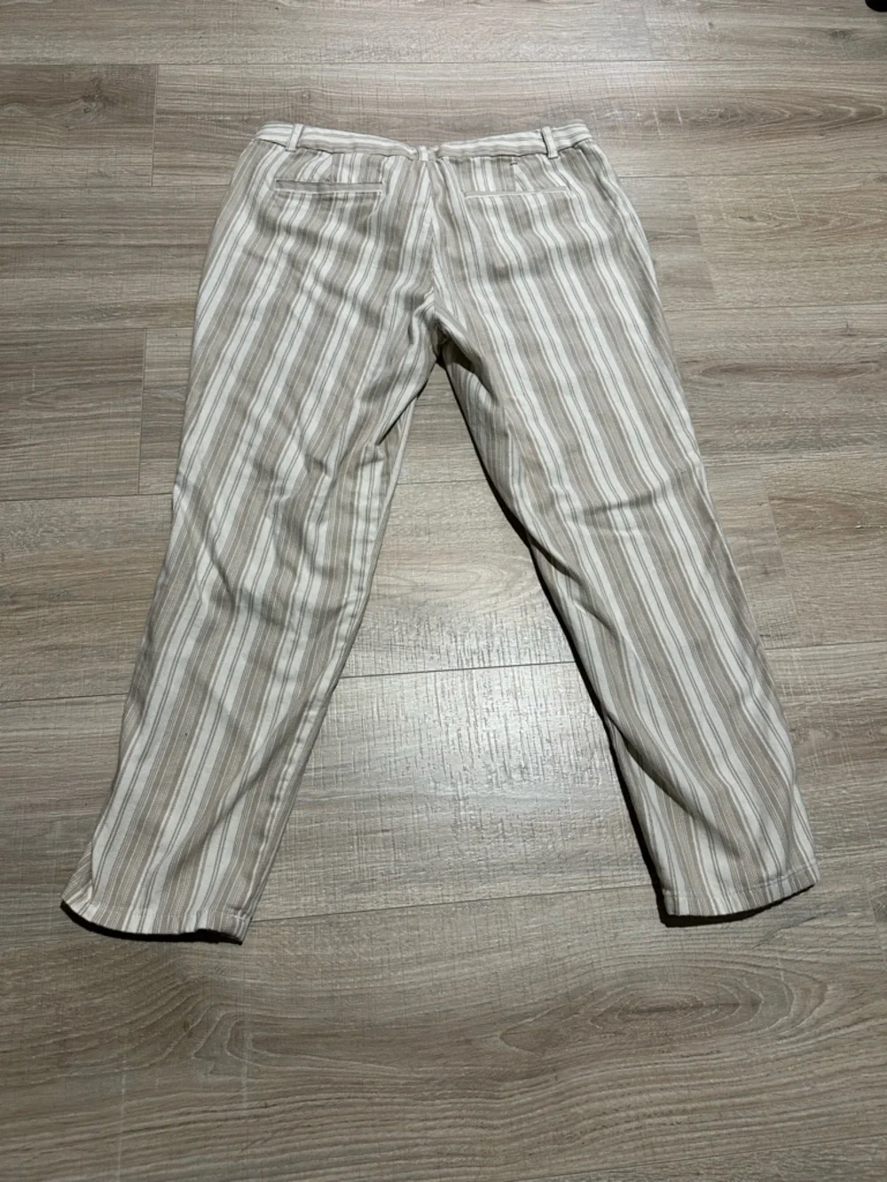 Woman’s Striped Linen-Blend capris Beige/White